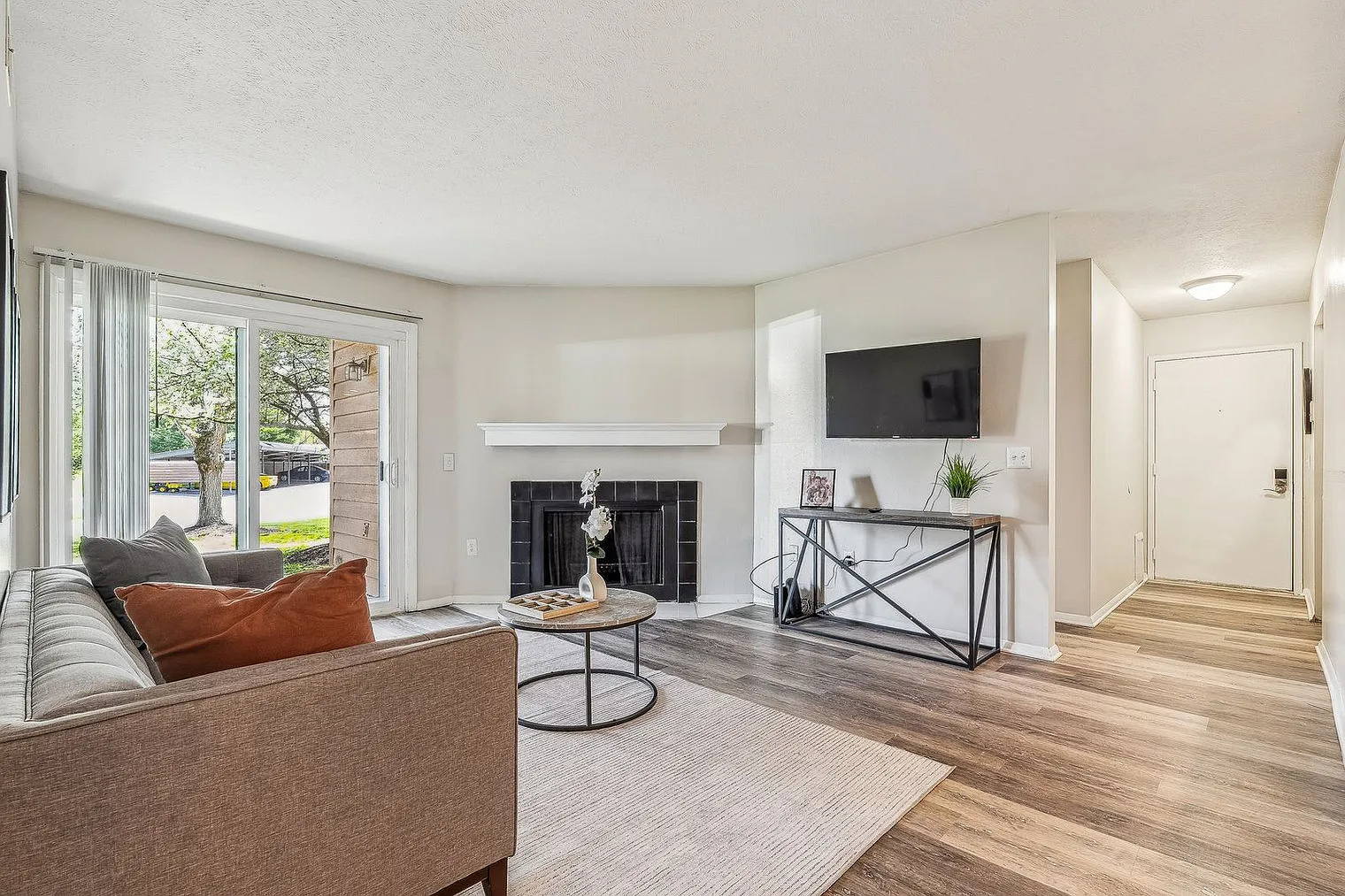 2 bed, 2.0 bath, 990 sqft, $2,714 — Photo 3