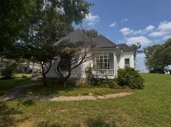 413 Maple Ave, Smithville, MO 64089