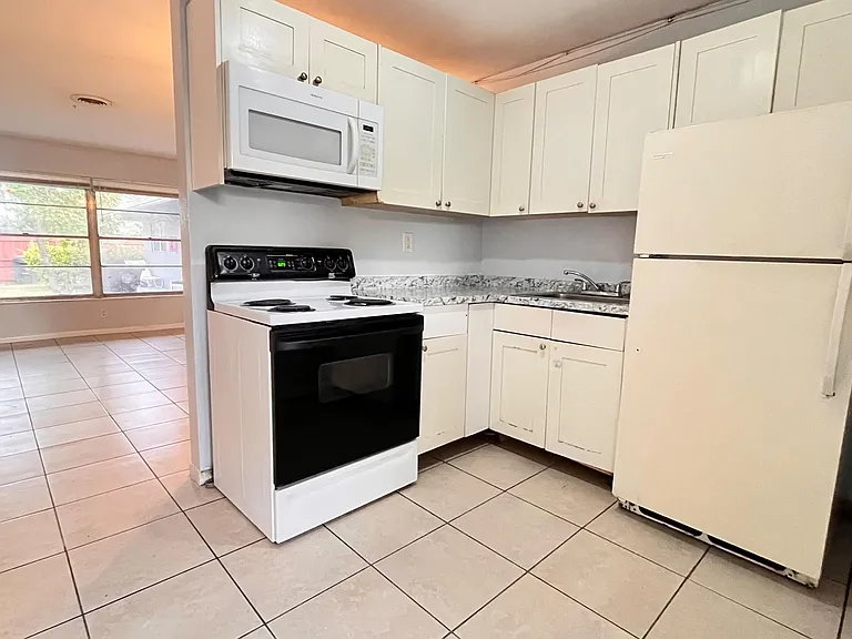919 S G St — Photo 2
