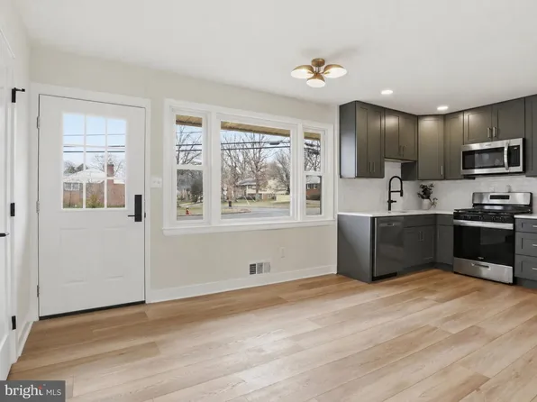 14801 Carlbern Dr, Centreville, VA 20120