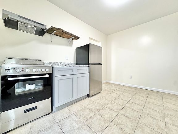 3rd image of 813 Rogers Ave APT 2R