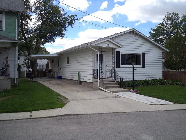 125 Curtis Ct photo 1