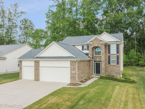 8012 Ivy Glen Park Ln, White Lake, MI 48386