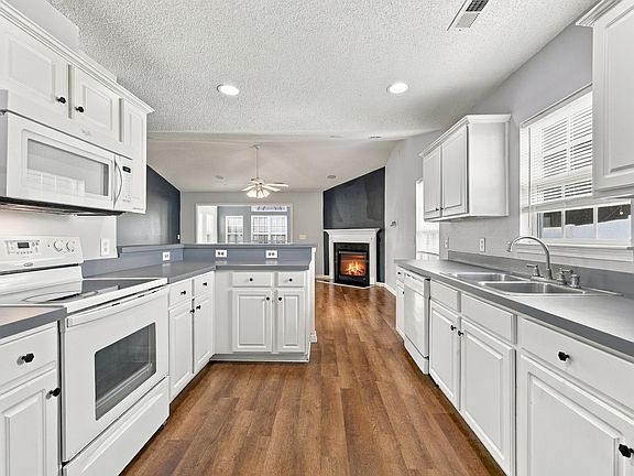 5th image of 637 Kindred Dr.