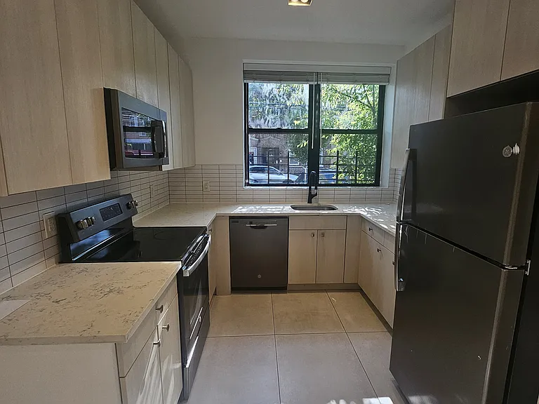 722 Hinsdale St #1A — Photo 2