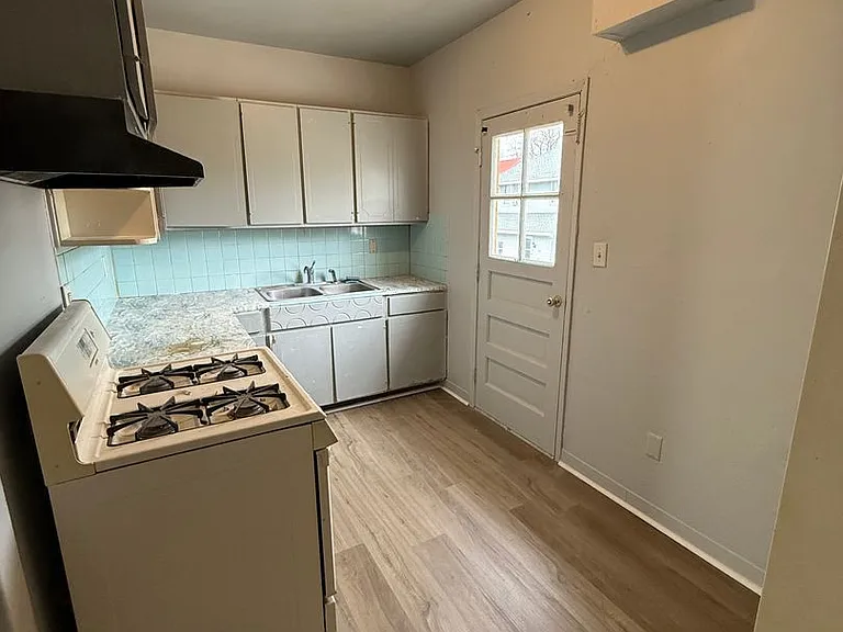 415 George St — Photo 11