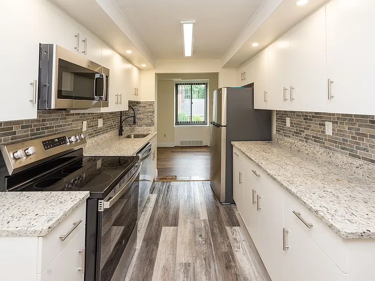 Lakewood Apartments — Photo 31