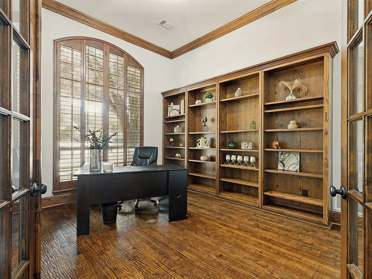 5 bed, 4.5 bath, 4379 sqft, $4,500 — Photo 4