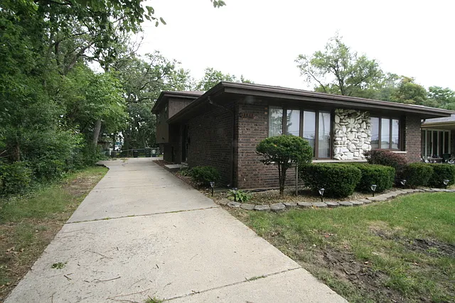 14843 Woodlawn Ave photo 1