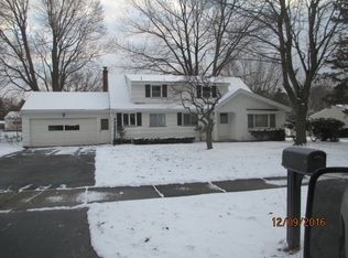 7 Hillswood Rd, Gates, NY 14624