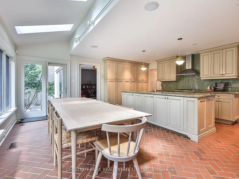 21 Douglas Cres — Photo 11