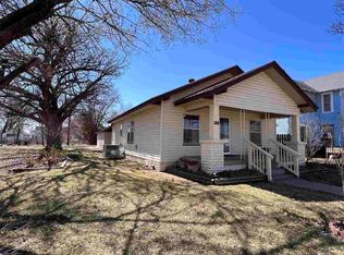 215 W Dewey Ave, Blackwell, OK 74631