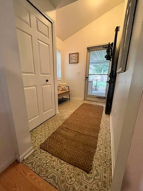 3 bed, 1.0 bath, 1079 sqft, $2,900 — Photo 2