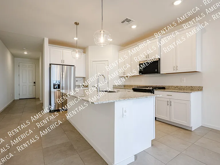 3380 N Camden Dr — Photo 7