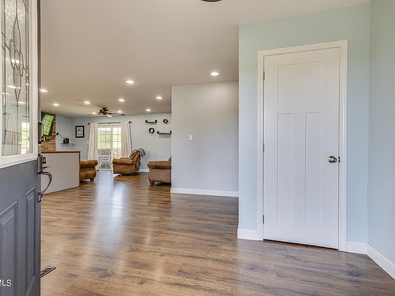 5th image of 215 Nuckles Dr