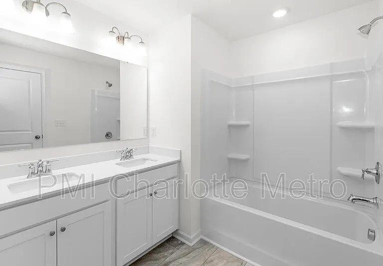 2831 Aubrey St — Photo 5