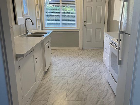 5th image of 904 W 21st St
