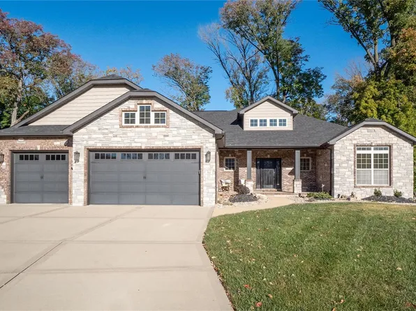 93 Stonebridge Bluff Dr, Maryville, IL 62062
