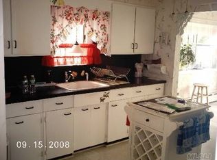 535 Walnut St, Lindenhurst, NY 11757