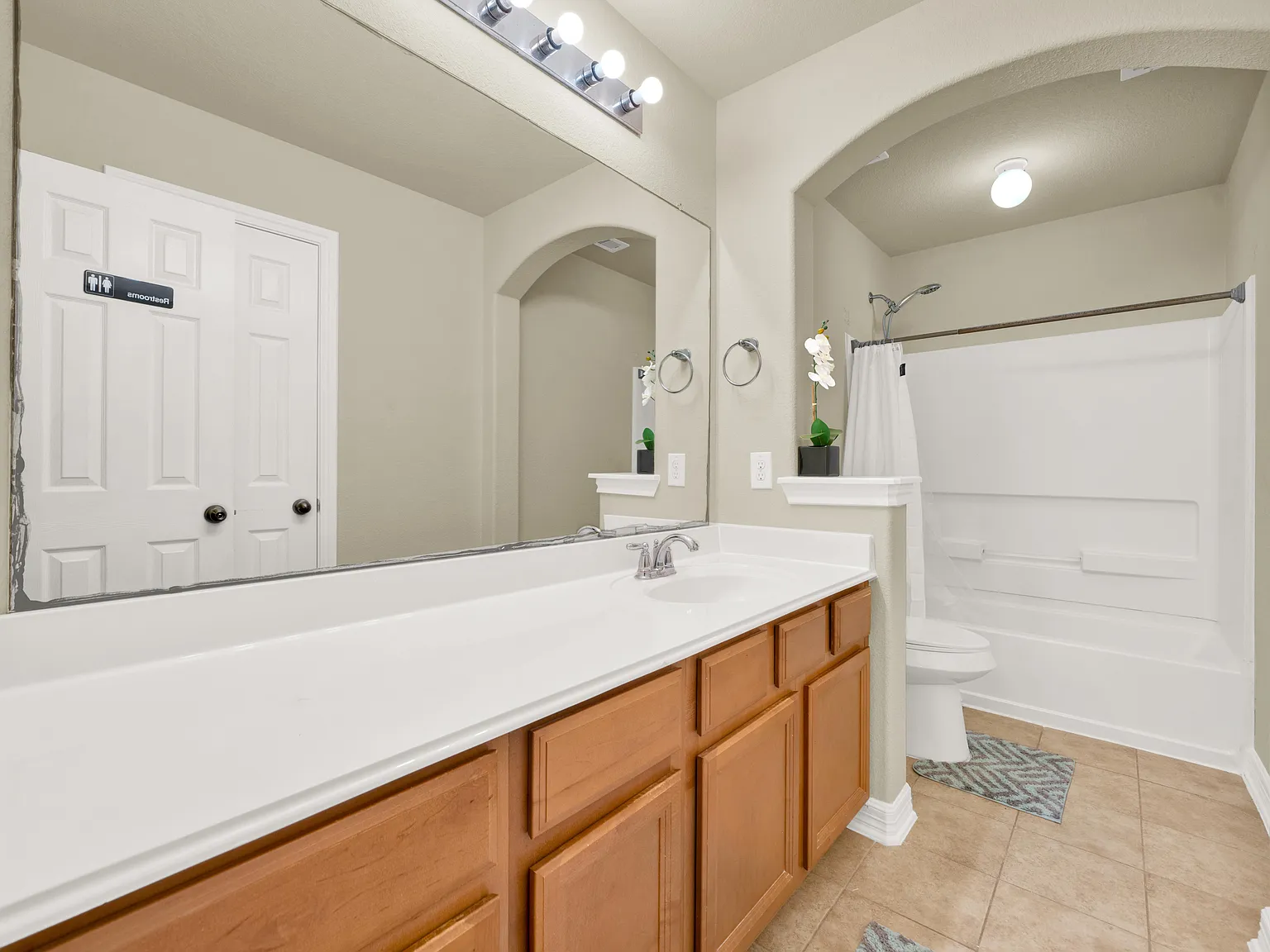 4 bed, 2.5 bath, 2353 sqft, $962 — Photo 2