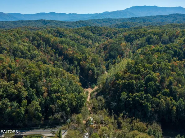 1876 Upper Middle Creek Rd, Sevierville, TN 37876