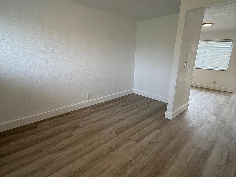 2213 Lincoln St — Photo 6