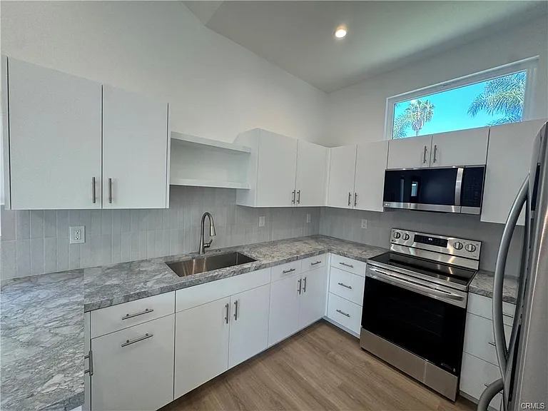 5032 Serrania Ave — Photo 11