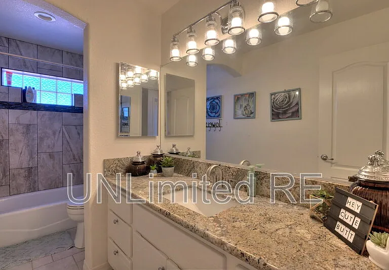 304 Acoma Blvd S — Photo 17