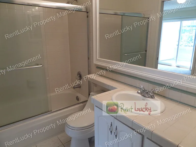3233 NE 12th St #302 — Photo 13