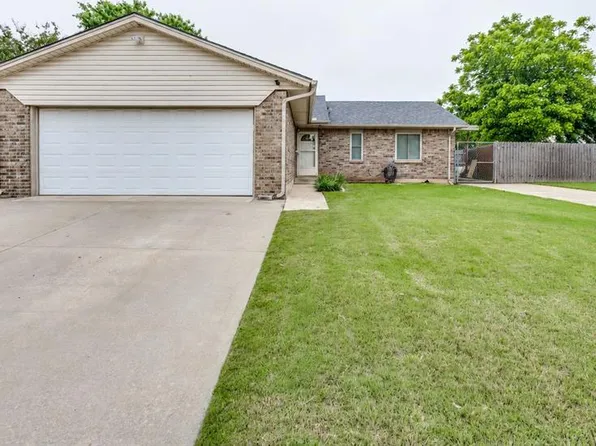 817 SE 9th St, Moore, OK 73160