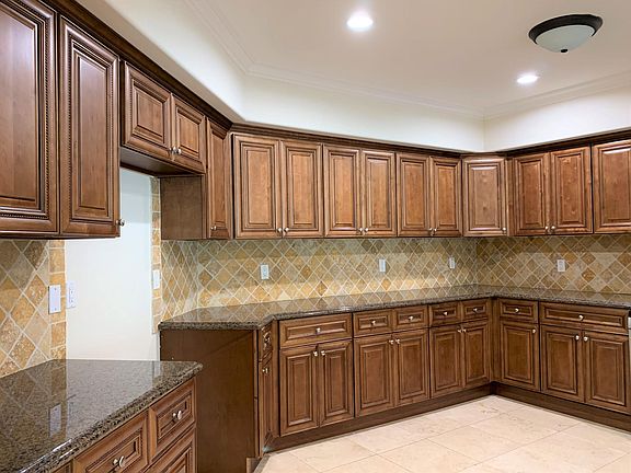 4th image of 10921 Whipple St #206