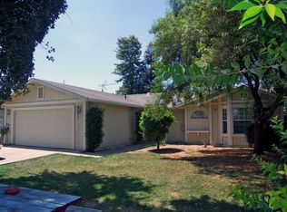 857 N Lyndsay Way, Dinuba, CA 93618