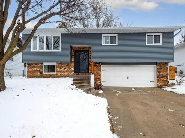 3699 29th St, Bettendorf, IA 52722