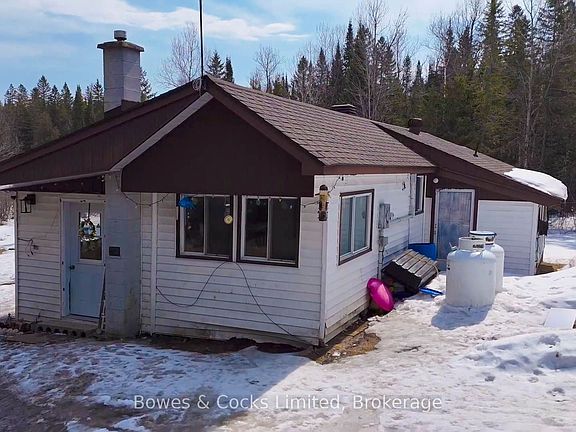 3rd image of 1046 Detlor Rd