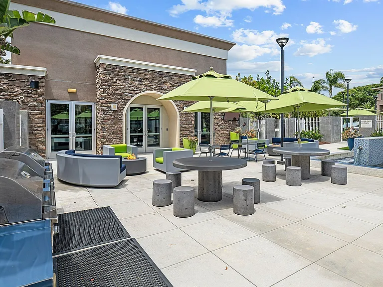 Outdoor Seating with Grill Station in Tempo at Riverpark