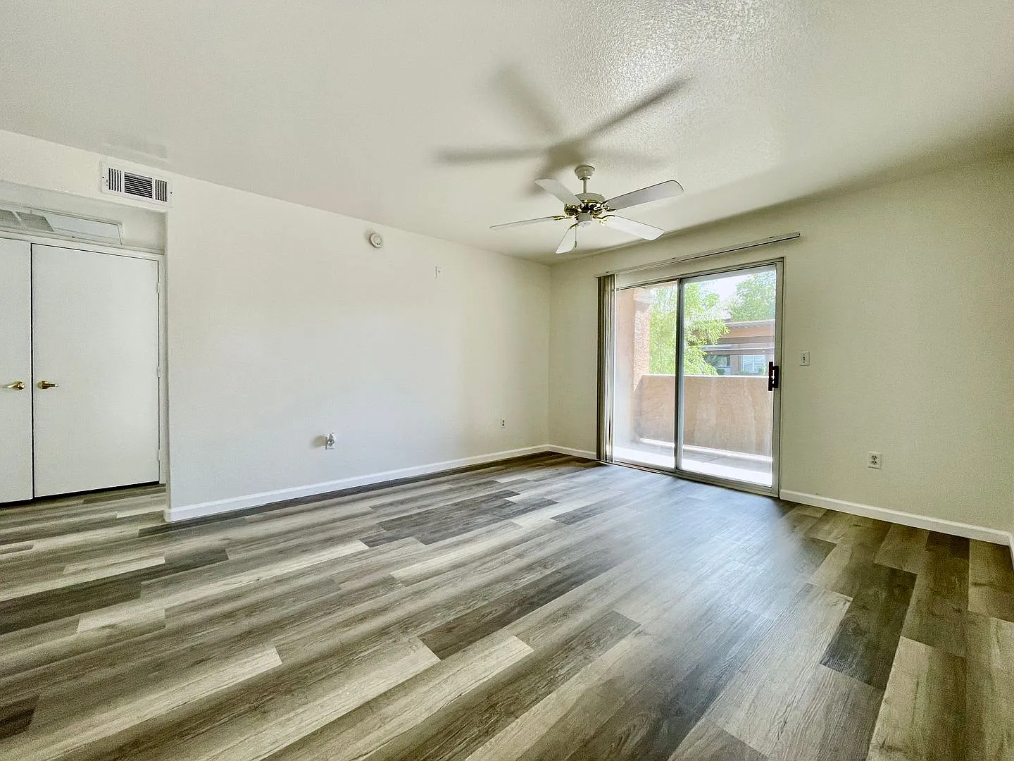 Upgraded Condo Available! Gated Community 1 Bedroom! — Photo 3