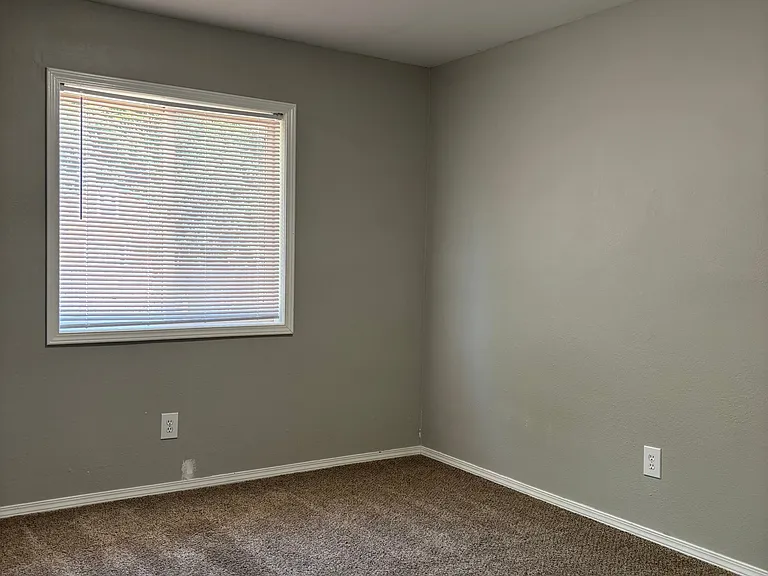 1012 Larch St — Photo 8