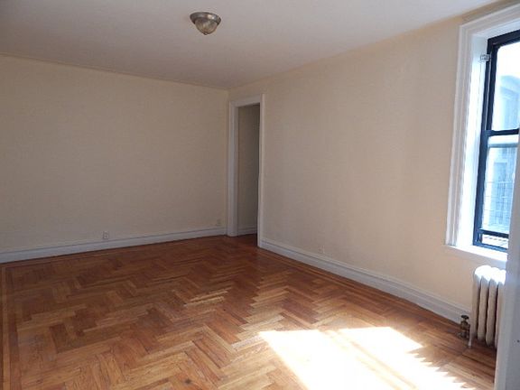 5th image of 36 Bedford Park Blvd E APT 2d