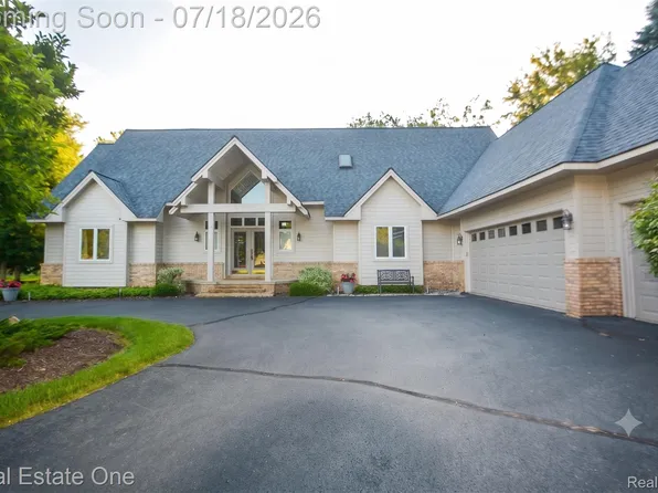 716 Bristol Ln, Clarkston, MI 48348