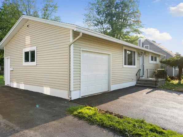 233 Millen Dr, North Syracuse, NY 13212