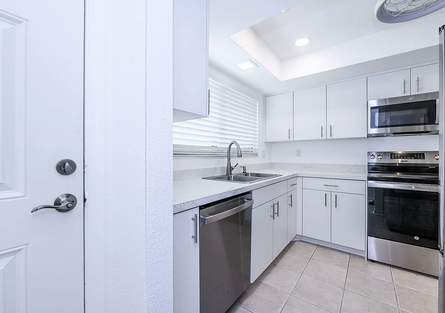 Updated 2-Bedroom Condo Prime Punta Gorda Location — Photo 4