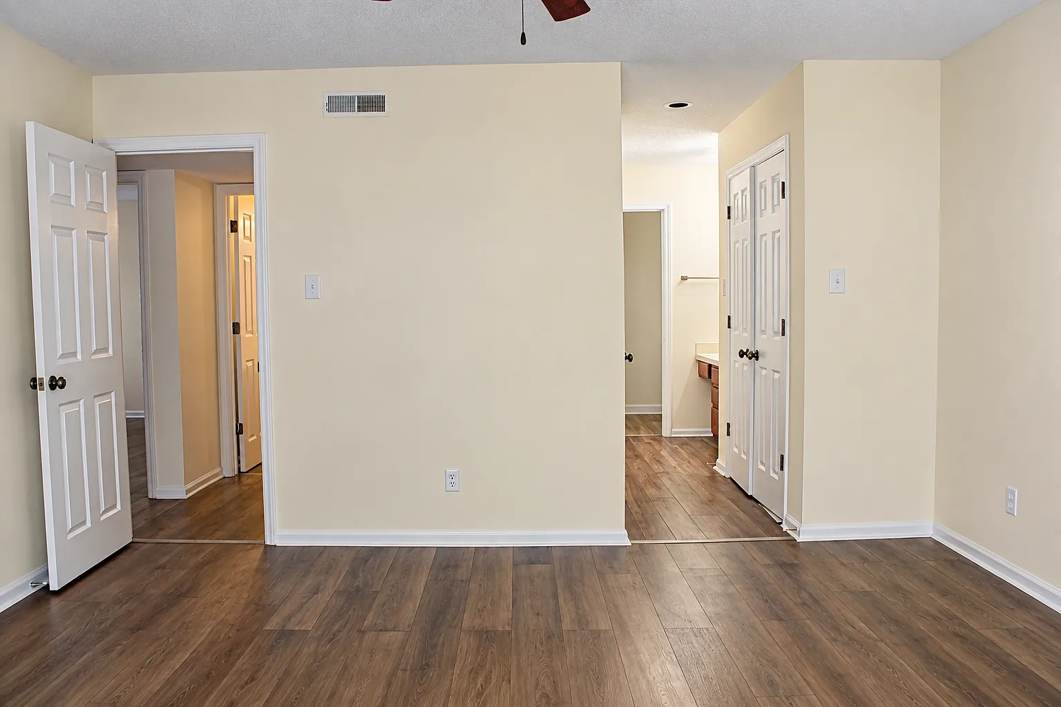 2 bed, 1074 sqft, $1,500 — Photo 4