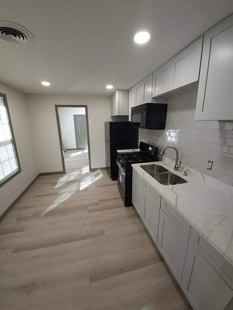 3 bed, 2.0 bath, 1094 sqft, $1,360 — Photo 2