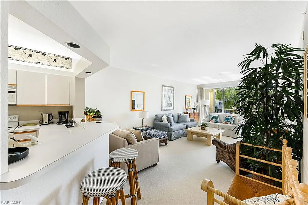 2 bed, 2.0 bath, 1327 sqft, $11,500 — Photo 3