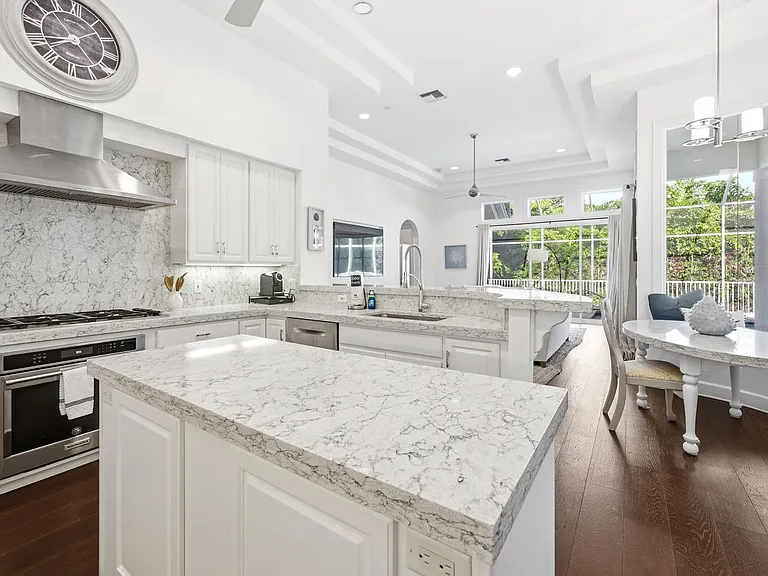 2540 Half Moon Walk — Photo 12