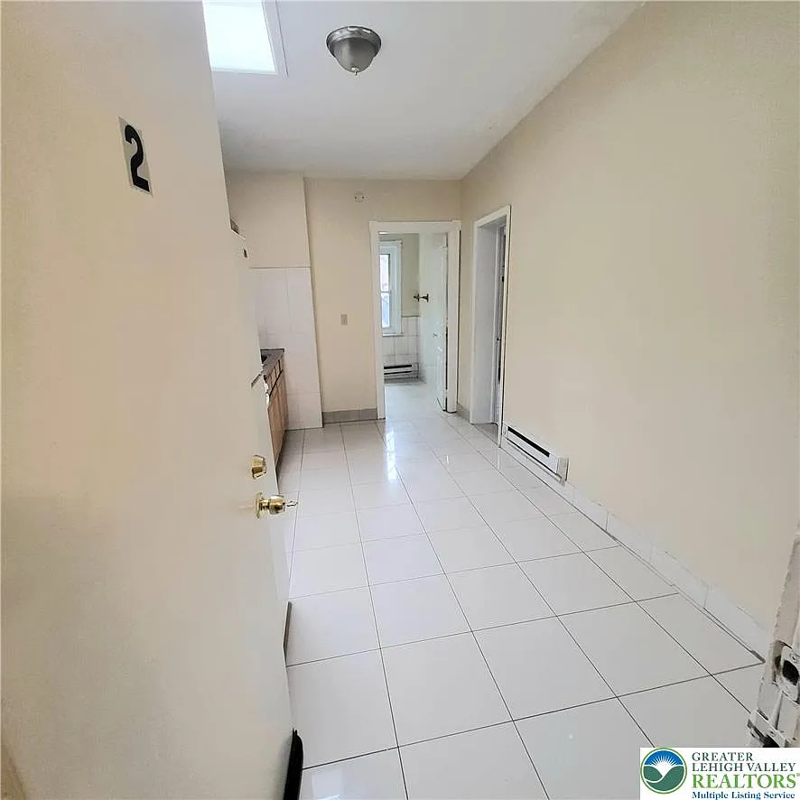 2 bed, 1.0 bath, 700 sqft, $1,350 — Photo 3