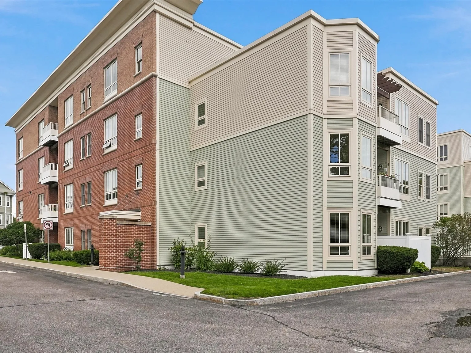 2 bed, 2.0 bath, 1004 sqft, $4,000 — Photo 3