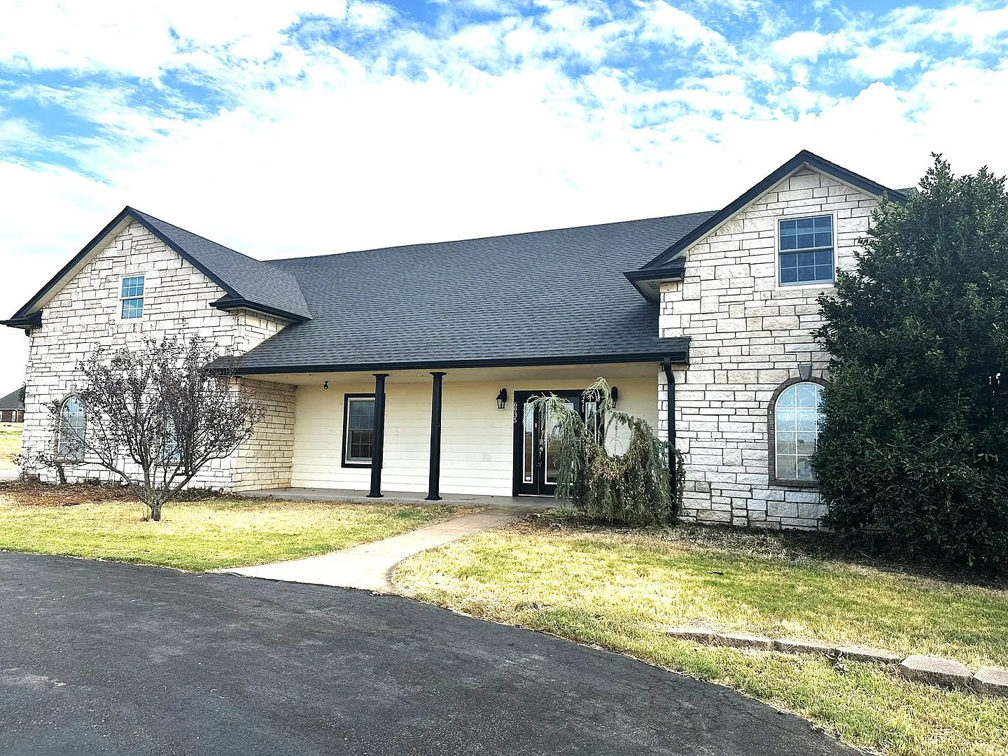 Large 5 Bedroom Home with In-ground Pool, Storm Cellar and Workshop — Photo 1