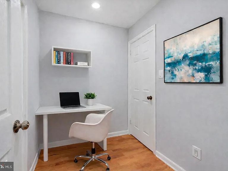 1909 N Rhodes St #25 — Photo 14