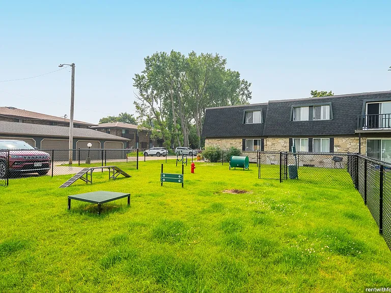 Maple Crest Apartments (Calumet Grove) — Photo 8
